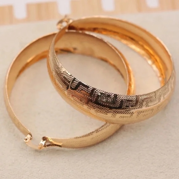 New Gold Round 4.5 cm Diameter Hoop Earrings - Picture 3 of 5